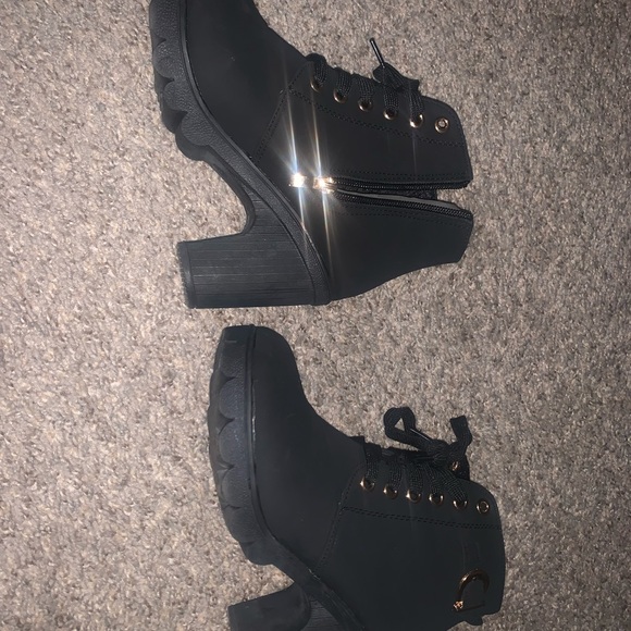 Minimalist Lace-Up Front Chunky Heeled Boots - Picture 6 of 7